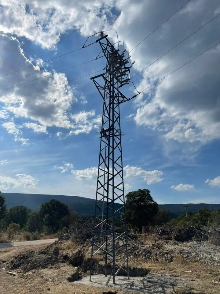 Yüksek gerilim direği ve hat bağlantısı