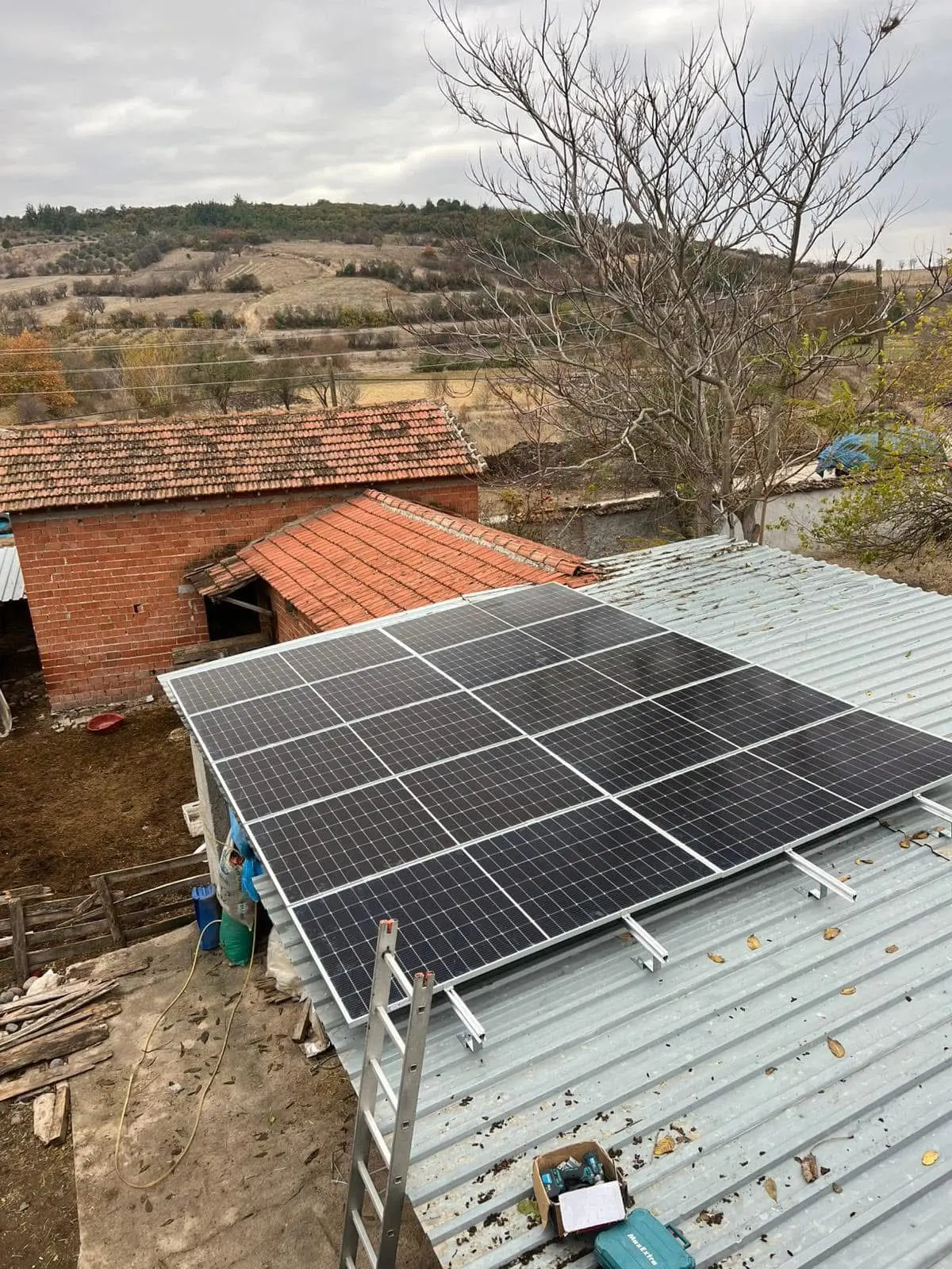 On iki panelli çatı güneş enerjisi sistemi
